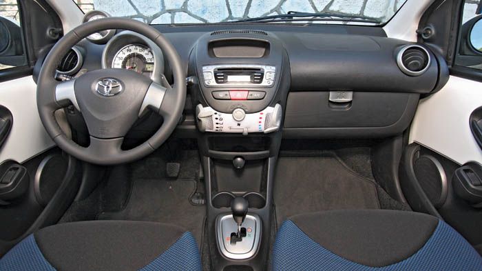 Στο εσωτερικό του Aygo τα σκληρά πλαστικά έχουν σωστή συναρμογή.